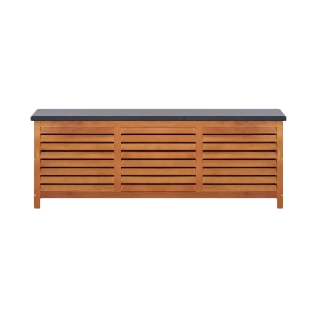 Holzbank mit Jalousien und schwarzer Tischplatte