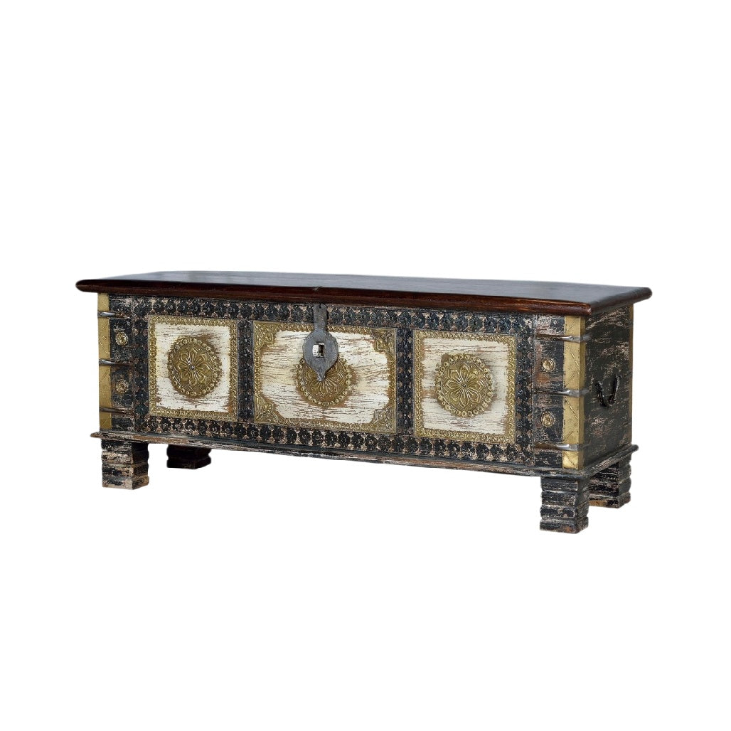 "Antiker Holzschrank mit kunstvollen Verzierungen und Schlössern"